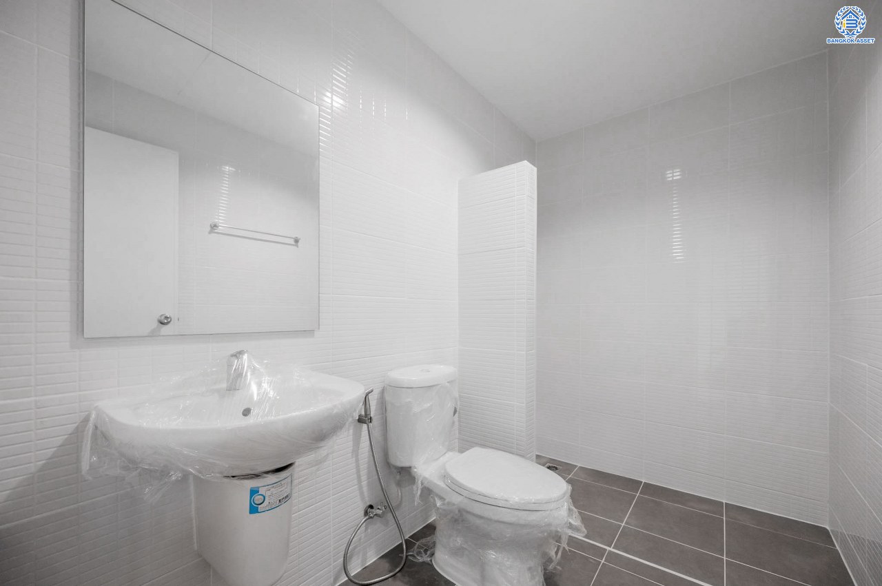 บ้านมือสองตกแต่งใหม่ โครงการ วิสต้าปาร์ค แจ้งวัฒนะ ทาวน์โฮม 3 ชั้น จากแบรนด์ SC Asset บนเนื้อที่ 22.9 ตร.ว. ฟังก์ชัน 3 ห้องนอน 3 ห้องน้ำ จอดรถได้ 2 คัน บนทำเลโซนเมือง บนทำเลคุณภาพ ติดถนนเลี่ยงเมืองปากเกร็ด ใกล้เซ็นทรัล แจ้งวัฒนะ, เมืองทองธานี, จุดขึ้นทางด่วน "แจ้งวัฒนะ" และรถไฟฟ้าสายสีชมพู "สถานีสามัคคี"